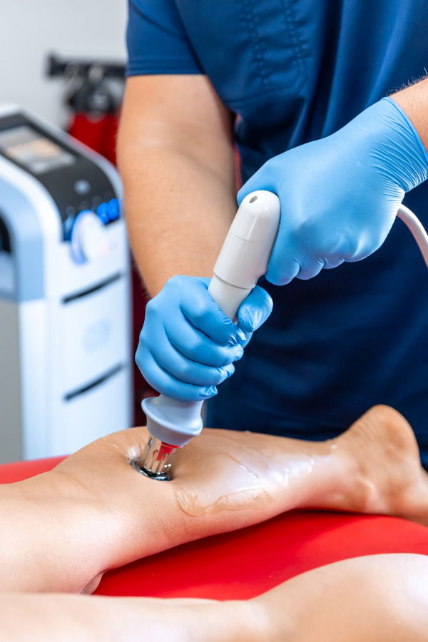 fisioterapia-de-la-espinilla-con-ondas-de-choque-terapia-extracorporea-con-ondas-de-shock-convertido-a-mediano.jpg